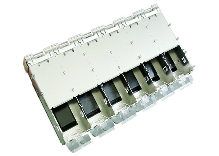 En el conector 1 x 6 de la jaula de SFP de la superficie superior de la jaula agrupados con los tubos ligeros del disipador de calor